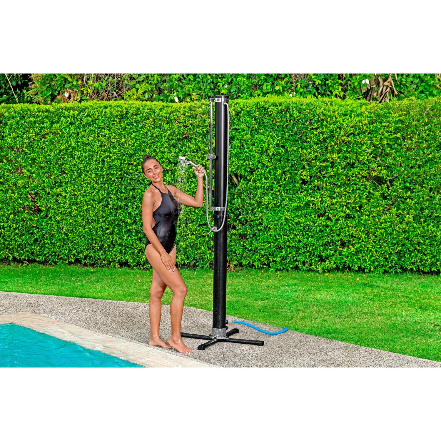 Bestway Solarflow Gartendusche (20 l) mit Frau unter der Dusche im Garten.
