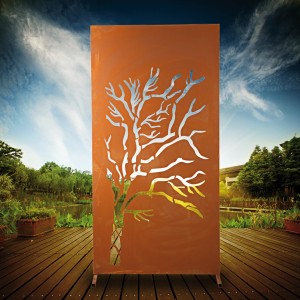 Rostfarbene Sichtschutzwand Weide aus Stahl mit Baum-Motiv für den Garten.