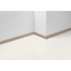 Parador Sockelleiste SL 3 D039 Eiche, 40x16mm, am Boden und an der Wand montiert.
