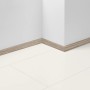 Parador Sockelleiste SL 3 D039 Eiche, 40x16mm, am Boden und an der Wand montiert.
