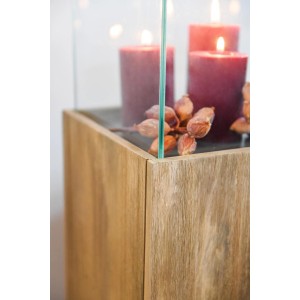 Detailaufnahme der Vivanno Windlichtsäule Candela aus Akazienholz mit Kerzen und Glasaufsatz.