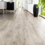 Verlegter Laminatboden Comfort Eiche Natur 7 mm im Raum mit natürlicher Holzoptik.