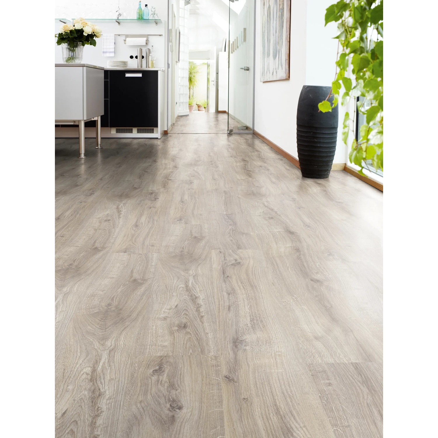 Verlegter Laminatboden Comfort Eiche Natur 7 mm im Raum mit natürlicher Holzoptik.