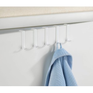 Wenko Türgarderobenhaken 5er-Set, weiß, mit blauem Handtuch an einer Tür.