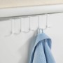 Wenko Türgarderobenhaken 5er-Set, weiß, mit blauem Handtuch an einer Tür.