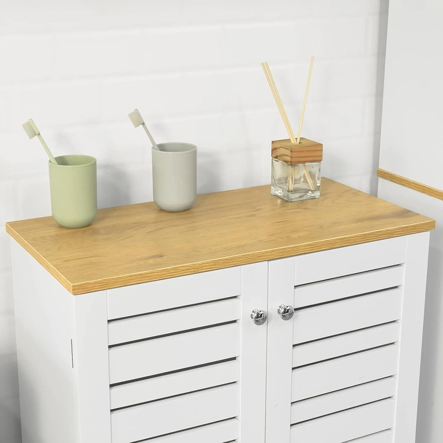 SoBuy Badschrank BZR41-W: Kommode mit Lamellentüren in Weiß und Naturholzoptik.