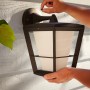 Hängende Philips Hue Econic LED-Laternenleuchte in Schwarz wird an einer Wand montiert.