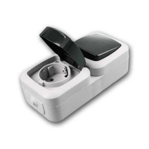 Hellegraue ChiliTec Feuchtraum Kombi SchalterSteckdose IP44 Aufputz, mit dunklem Klappdeckel und Wippe.
