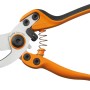 Gartenschere PB-8, mittelgroß, mit orangefarbenen Griffen und Stahlklingen.