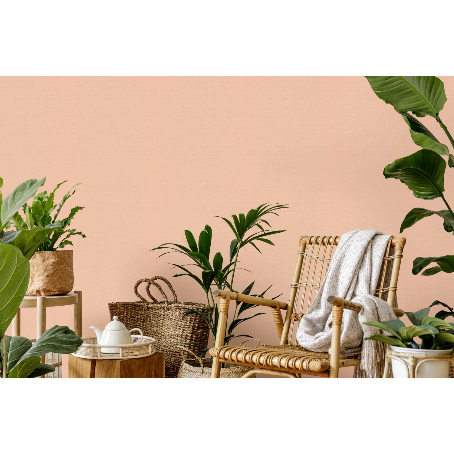 Wohnszene mit Erismann Vliestapete Casual Chic Uni Apricot an der Wand.