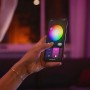 Hand steuert Philips Hue Einbauspot Farbe via App auf Smartphone.