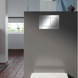 Glänzende Chrom Betätigungsplatte mit zwei Spültasten an dunkler Wand über weißem Wand-WC im modernen Badezimmer.