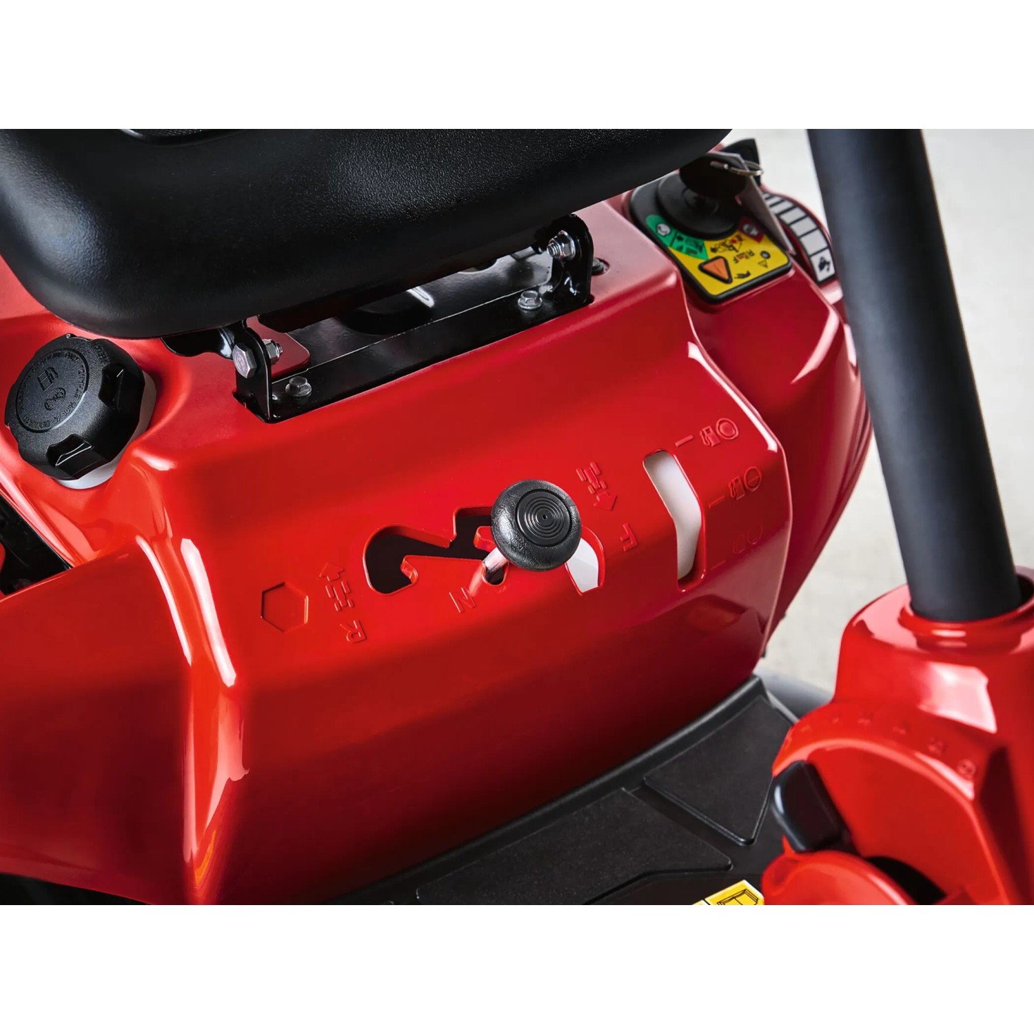 Detailaufnahme: Roter Troy-Bilt Aufsitzmäher Mini-Rider 76T-S, Bedienelemente im Fokus.
