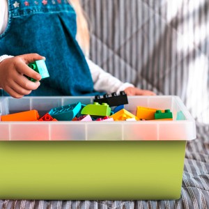 Anisgrüne Venilia Klebefolie (45x200cm) mit Kind und Spielzeug im Einsatz.