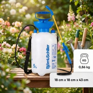 Weißer Björn&Schiller Drucksprüher 5L mit blauem Pumpgriff, Schultergurt und gelber Sprühlanze im Garten.