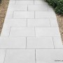 Graue EHL Veria Pflastersteine (40x20x8 cm) bilden einen Gartenweg. Moderner Look für die Gartengestaltung.