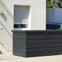 Duramax Metall-Gerätebox Palladium in Anthrazit vor Hauswand. Wetterfeste Aufbewahrungsbox für Gartenutensilien.