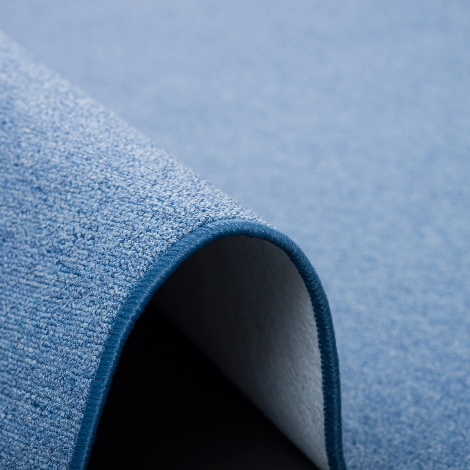 Blauer Snapstyle Feinschlingen Velour Teppich Strong, 80x400cm, Detailansicht.