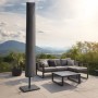 Dunkelgraue osoltus Schutzhaube für Sonnenschirm (200 cm) aus Polyester auf Terrasse mit Lounge-Set.