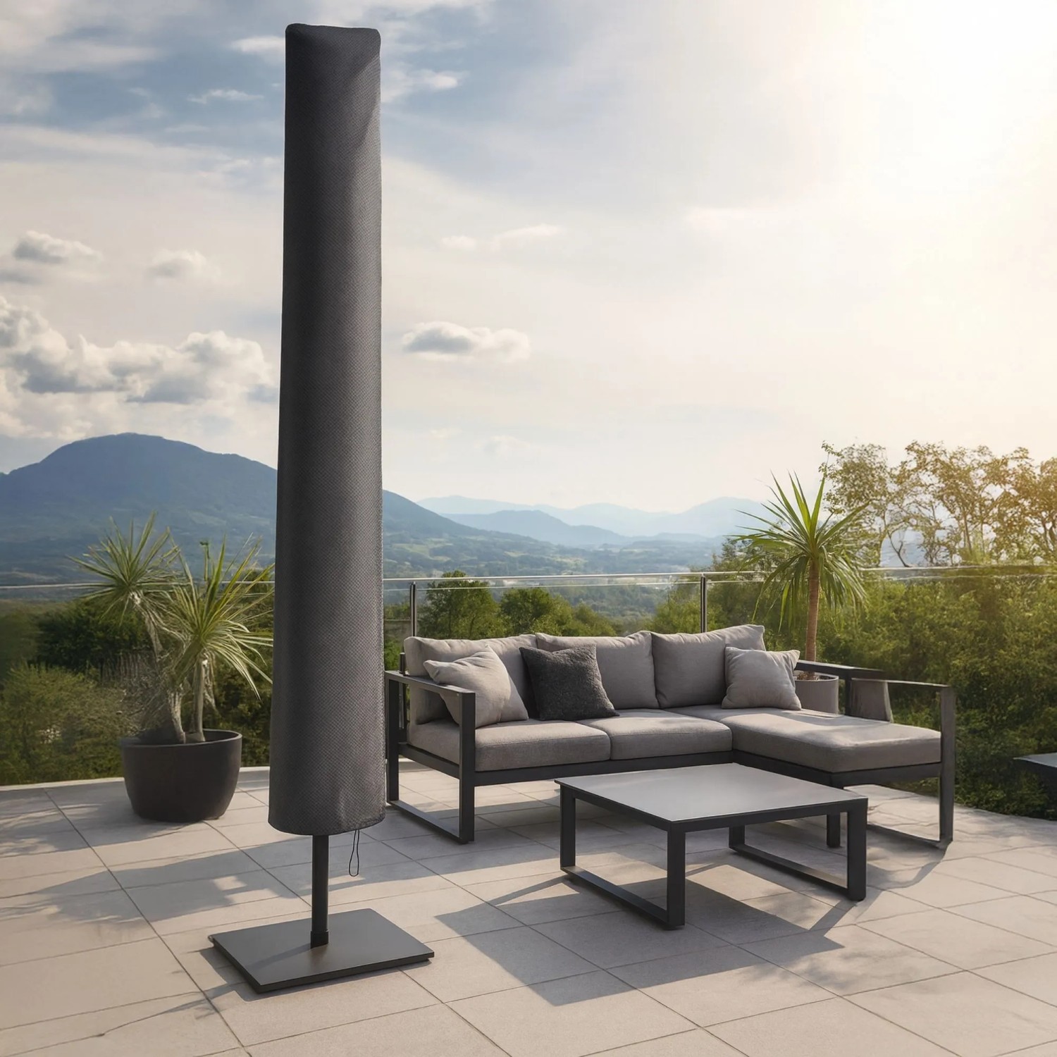 Dunkelgraue osoltus Schutzhaube für Sonnenschirm (200 cm) aus Polyester auf Terrasse mit Lounge-Set.