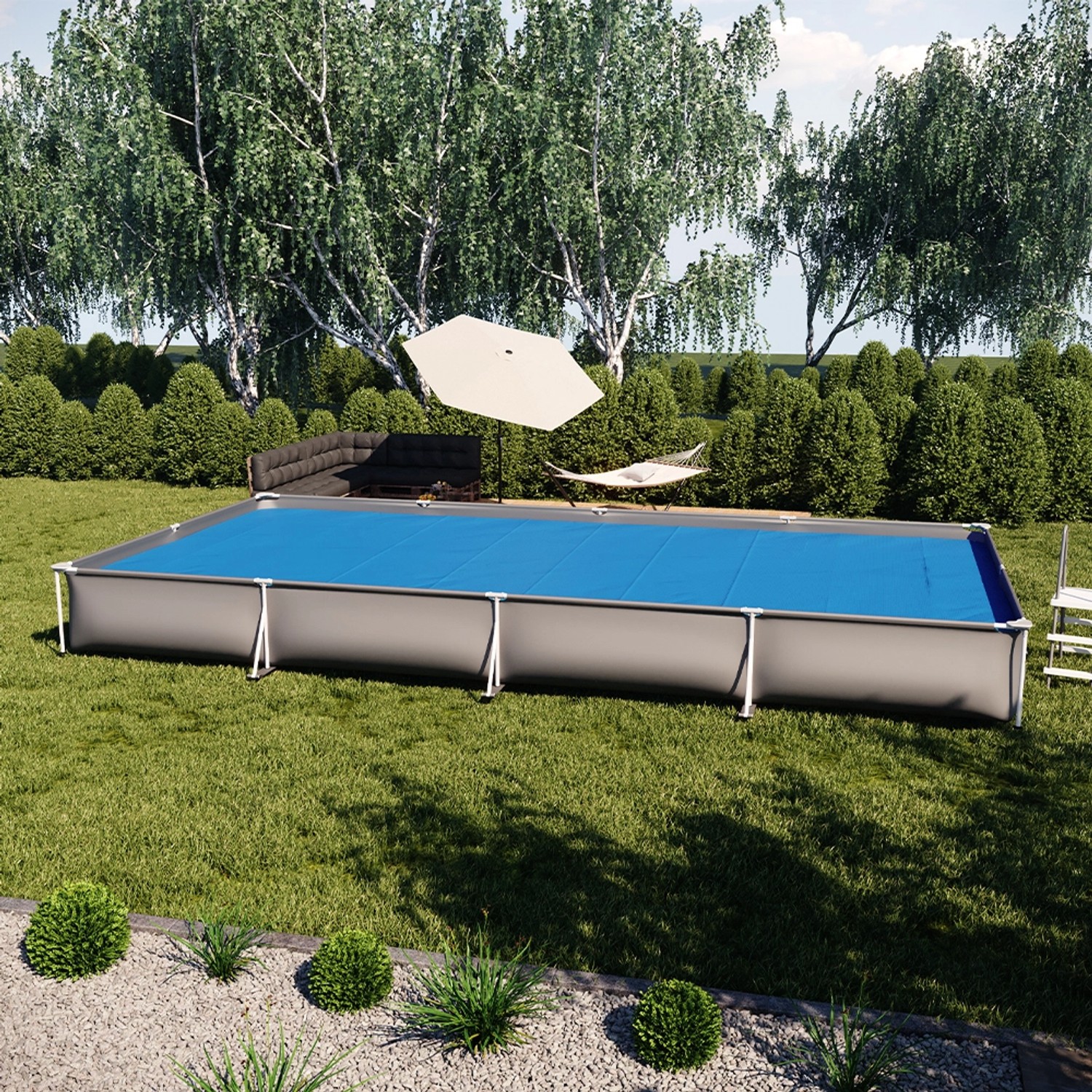 Blaues Rechteckbecken mit OK-Living Solarfolie als Poolabdeckung im Garten.