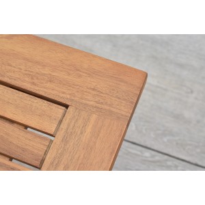 Detailansicht: Quadratischer Merxx Gartentisch aus Holz, naturfarben, 70x70 cm.