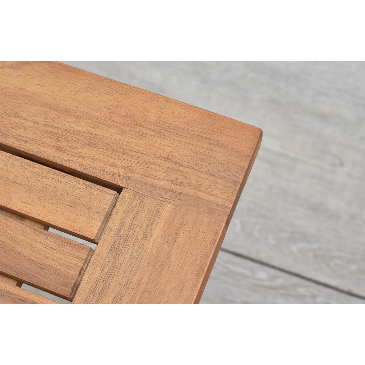 Detailansicht: Quadratischer Merxx Gartentisch aus Holz, naturfarben, 70x70 cm.