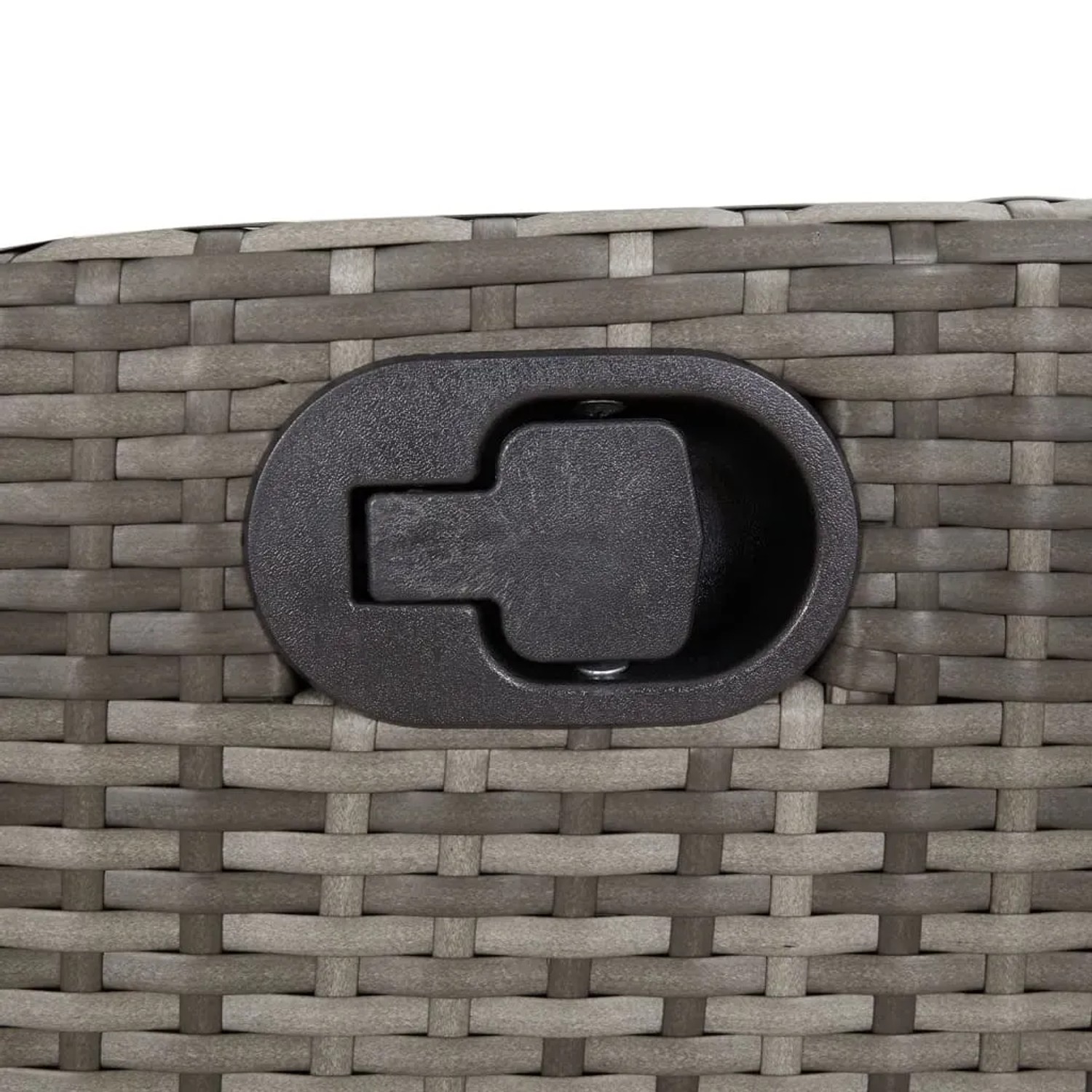 Detailaufnahme: Graue Garten Essgruppe aus Rattan mit schwarzem Verstellhebel.