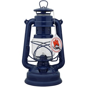 Dunkelblaue Feuerhand Sturmlaterne Baby Special 276 aus verzinktem Stahlblech mit Glaszylinder.