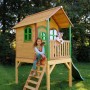 Spielhaus Laura aus Zedernholz mit Leiter, Rutsche und zwei spielenden Kindern.