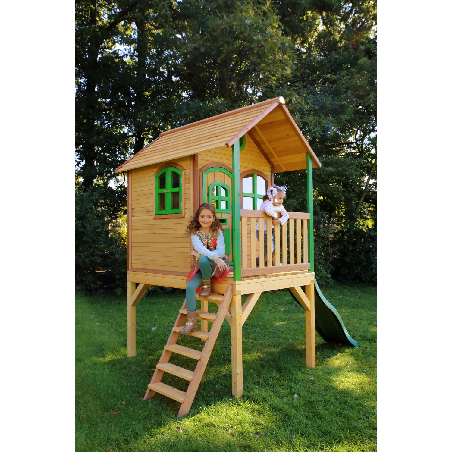 Spielhaus Laura aus Zedernholz mit Leiter, Rutsche und zwei spielenden Kindern.
