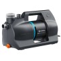 Gardena Haus- und Gartenautomat 5000 Silent Comfort, graue Wasserpumpe mit Tragegriff.
