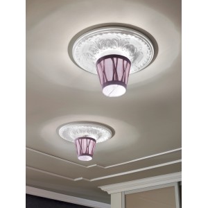 Zwei weiße Decorate Rosetten RO01 (Ø 32 cm) an einer Decke mit Lampen.