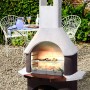 Buschbeck Grillkamin St. Moritz, weiß-braun, mit Holzscheiten im Lagerfach. Gartengrill für Holzkohle & Holz.