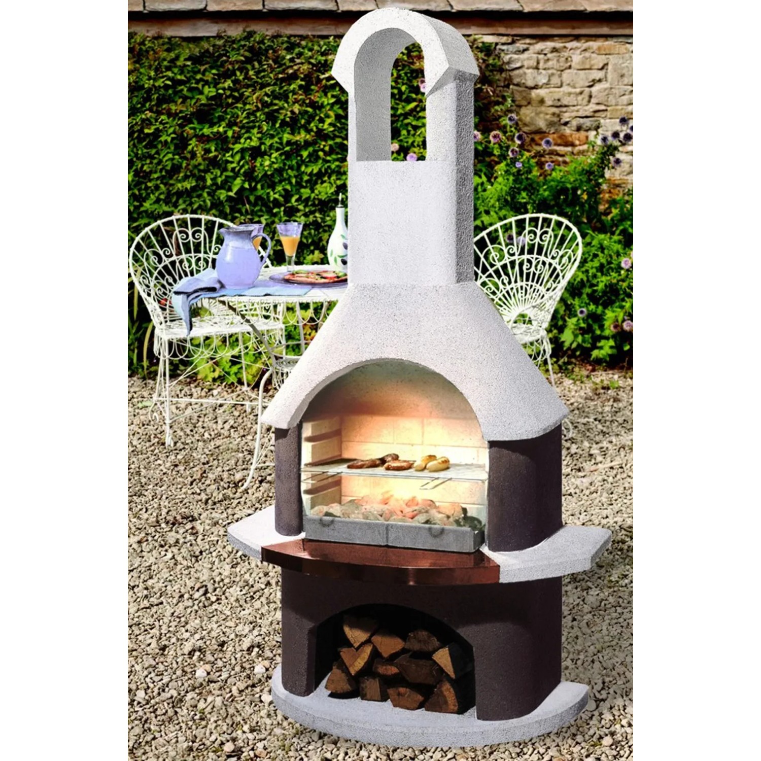 Buschbeck Grillkamin St. Moritz, weiß-braun, mit Holzscheiten im Lagerfach. Gartengrill für Holzkohle & Holz.