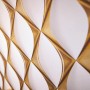 Vliestapete mit 3D-Design in Gold und Weiß, leicht strukturiert und glänzend.
