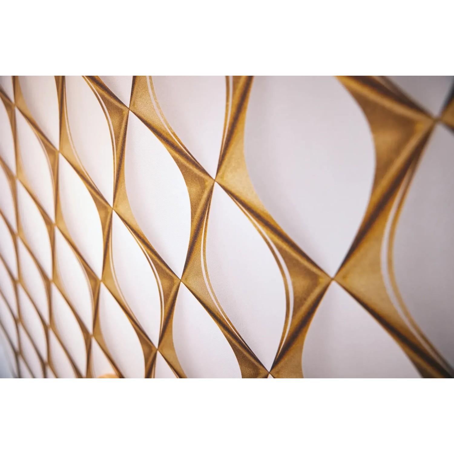 Vliestapete mit 3D-Design in Gold und Weiß, leicht strukturiert und glänzend.