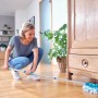 Frau wischt Holzboden mit Leifheit Clean Twist Disc Mop Ergo Reinigungsgerät.