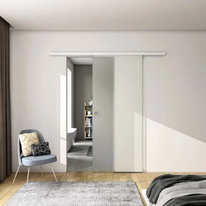 Moderne Glasschiebetür, satiniertes 8mm ESG Glas, weiße Aluminiumschiene, offen zu einem Bad. Komplettset zur Wandmontage.