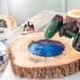 Bosch Akku-Heißluftgebläse EasyHeat 18V-500 beim Bearbeiten eines Holzstücks mit Epoxidharz.