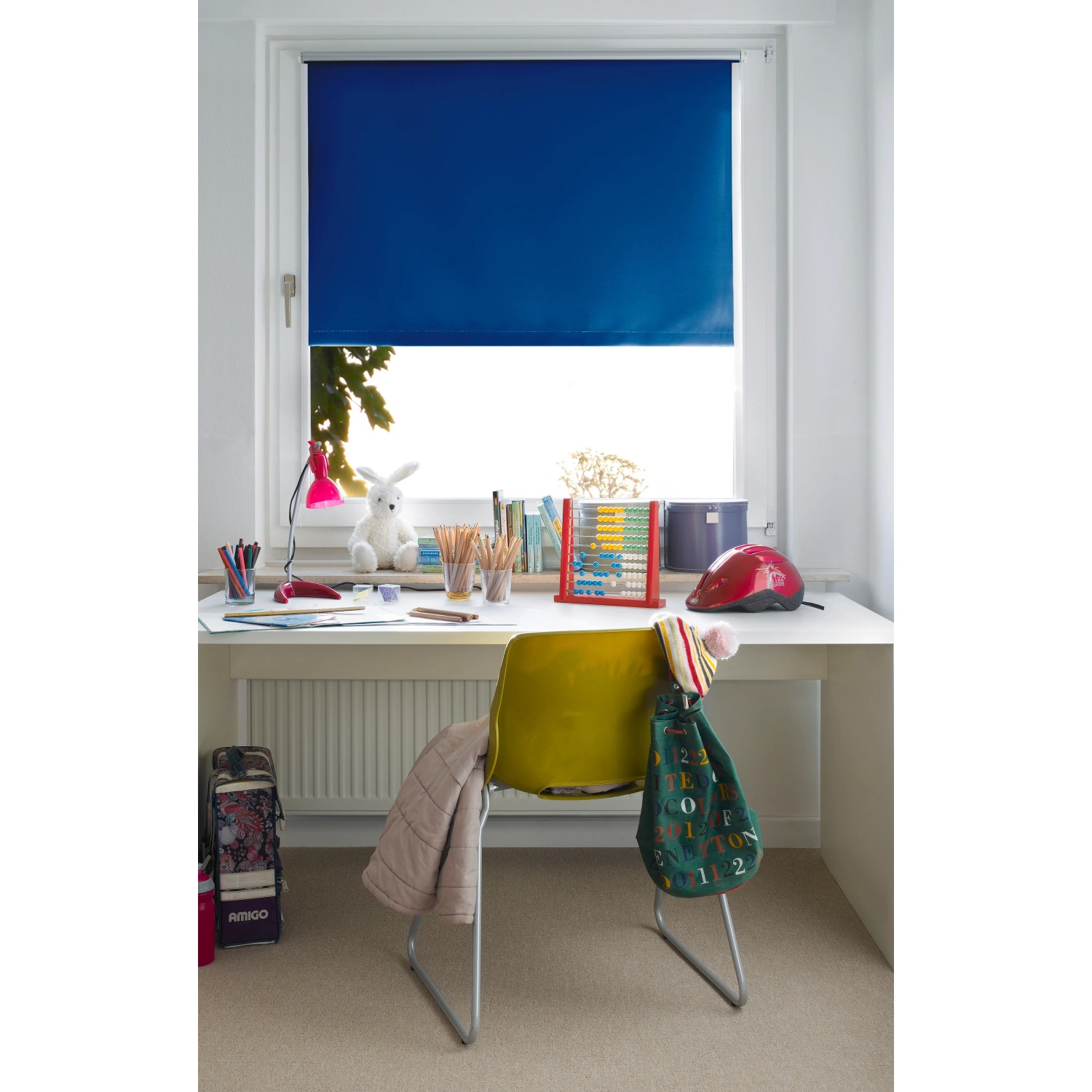 Blaues Thermo Rollo von Gardinia am Fenster, energiesparend und lichtundurchlässig.