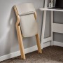 Zusammengeklappter, grauer SoBuy Esszimmerstuhl/Küchenstuhl mit Holzgestell an einer Wand.