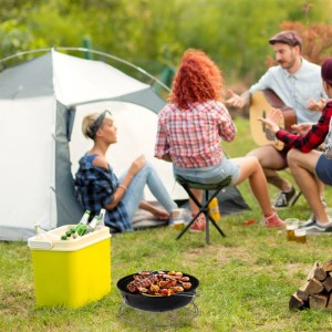 Schwarzer Relaxdays Kugelgrill aus Stahl mit Essen beim Picknick. Tragbarer Holzkohlegrill 36 cm für Garten & Camping.