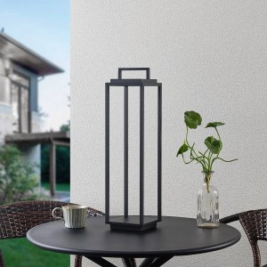 Schwarze Lucande LED Laterne Elaja mit USB-Anschluss auf Gartentisch.