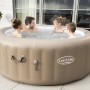 Bestway Lay-Z-Spa Palm Springs AirJet, aufblasbarer Whirlpool mit Personen im Wasser.