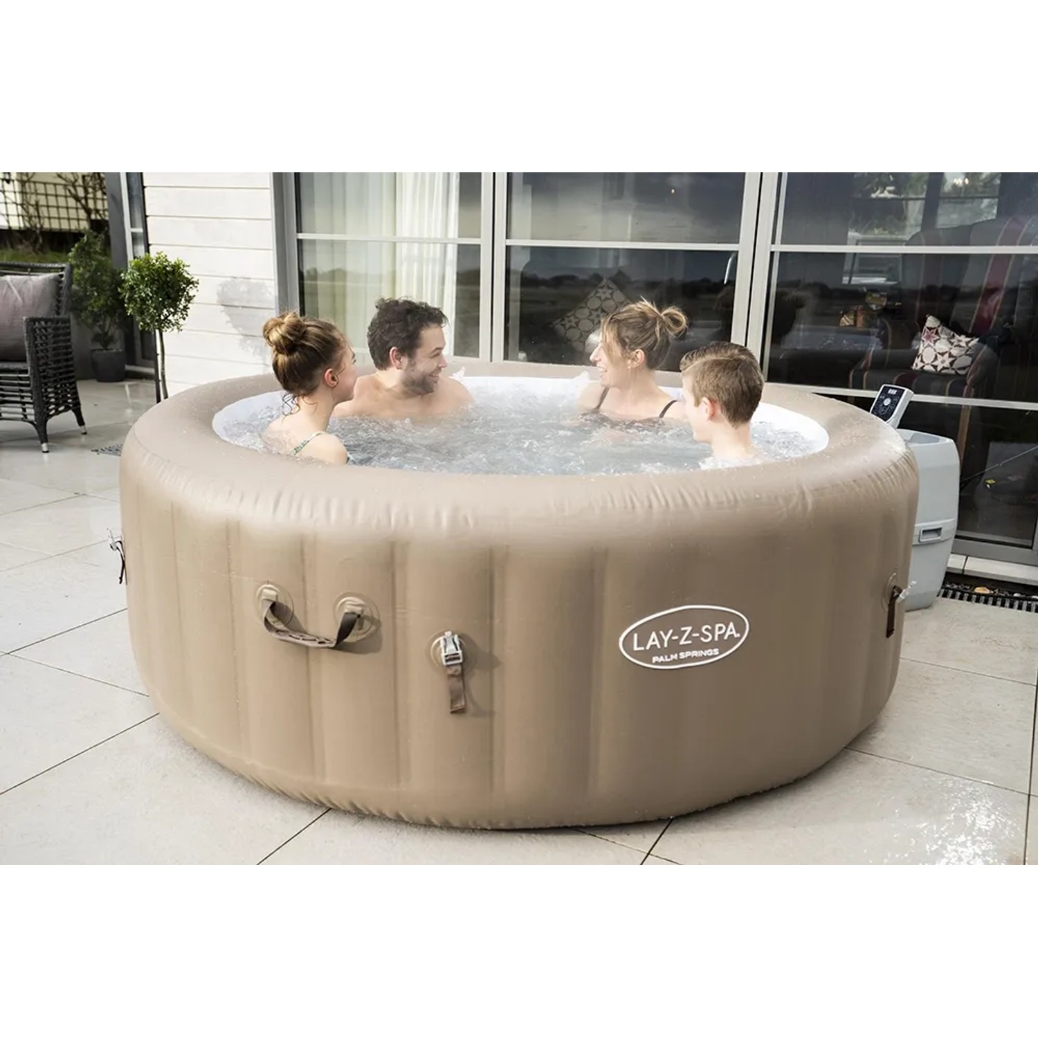 Bestway Lay-Z-Spa Palm Springs AirJet, aufblasbarer Whirlpool mit Personen im Wasser.