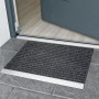 Anthrazit Fußmatte Lincon Alu-Rips, 37x58 cm, vor einer geöffneten Tür auf Fliesenboden.