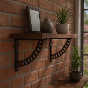Zwei braune Gusseisen Regalträger im Ketten Design halten ein Holzregal an einer Ziegelwand. 2er Set für Wandregale.