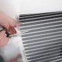 Zuschneiden der Heizfolie für Fußbodentemperierung mit Schere.
