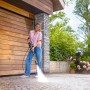 Frau reinigt Auffahrt mit Kärcher Hochdruckreiniger K 7 Comfort Premium eco!Booster.